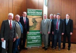 Landesbeauftragter Matthias Wunderling-Weilbier (Dritter von links) überreichte in Schöningen die Urkunde. Foto: Melanie Specht