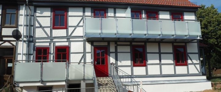 Alte Schule Rennau und Treffpunkt für Jung und Alt, hier Einrichtung von drei Wohneinheiten für ein familienfreundliches Wohnen im Dorfkern in der alten Schule