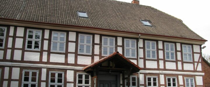 Sanierung und Neunutzung eines leerstehenden Bauernhauses für junge Menschen in Reinsdorf, hier Sanierung Fenster, Innentüren und Treppe