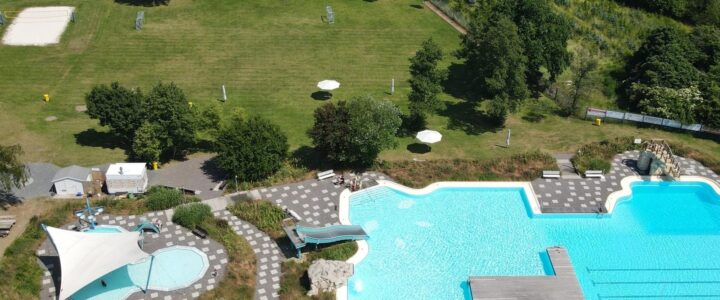 Erwerb und Installation von 10 Paarbänken für das Freizeitbad Grasleben